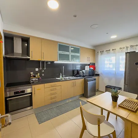 Konukevi Vibing & Liming Ericeira